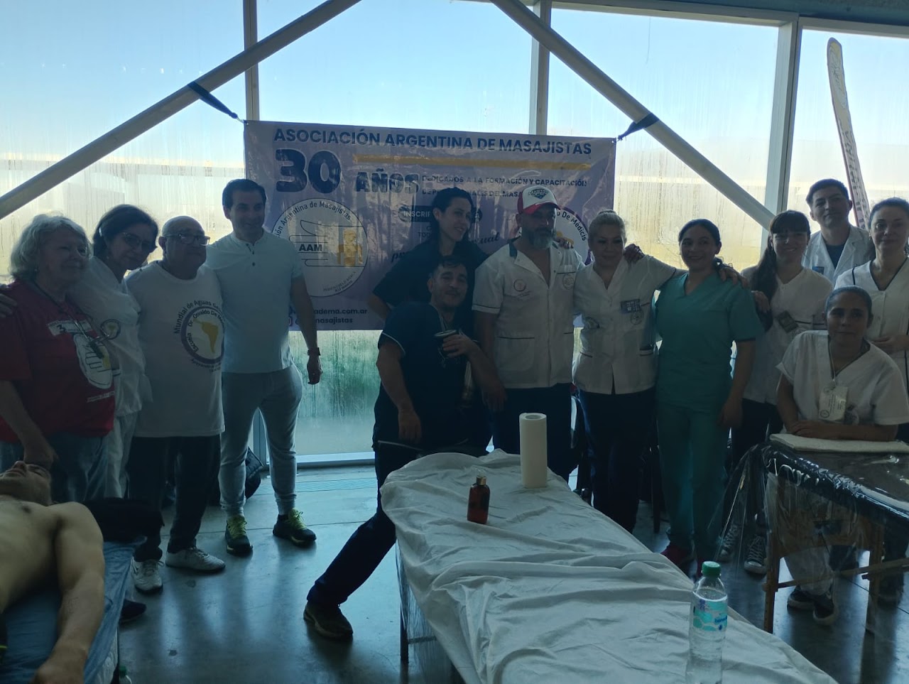 Equipo de masajistas en evento deportivo